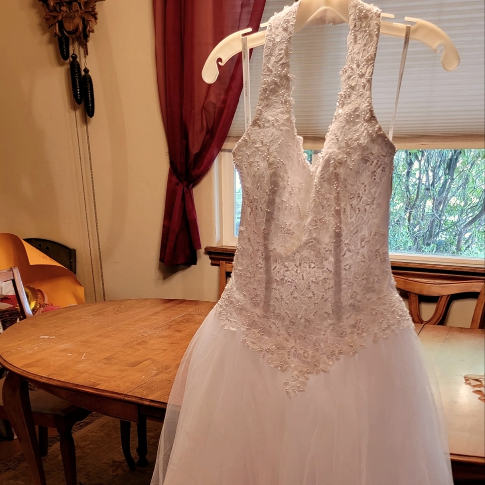 A beautiful neck line with this  halter top, with the open back that is amazing